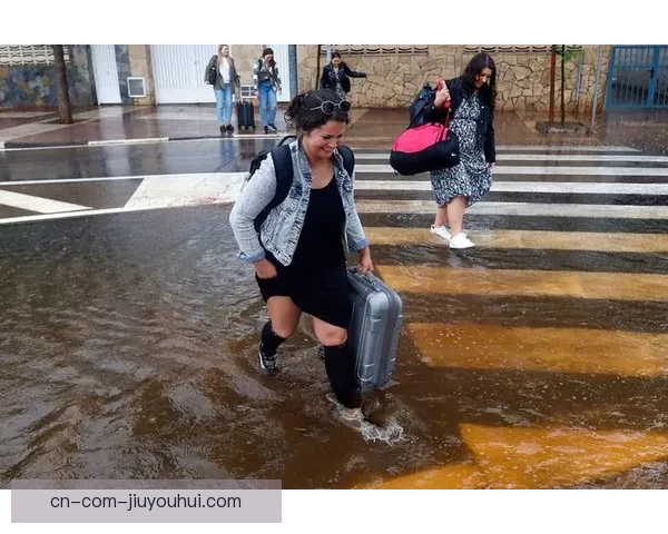 西班牙暴雨冲击瓦伦西亚比赛赛程临时推迟 西班牙暴雨冲击瓦伦西亚比赛赛程临时推迟